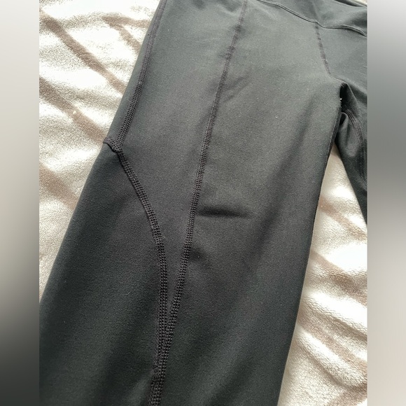 VGUC Fabletics Women’s Black Capri Tights Leggings w/ Mesh Detail Size Medium M - Picture 4 of 11